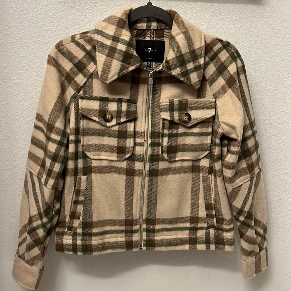 Super cute, zip-up shacket